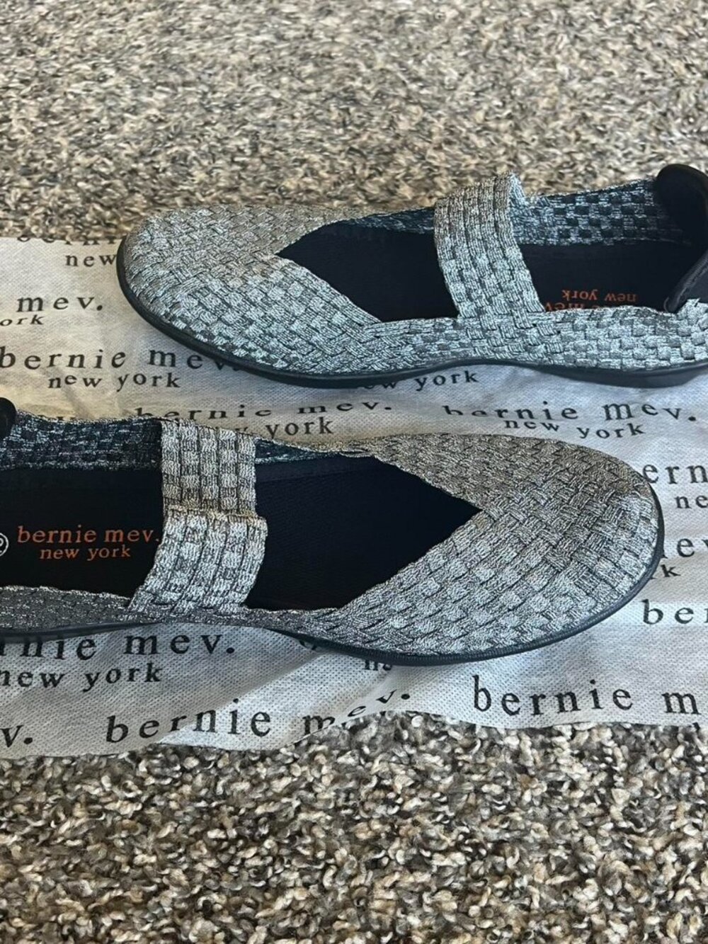 Bernie Mev Women's Silver Gray Mary Jane Flats Size 11 Shiny Comfy Chic Everyday - Picture 2 of 6